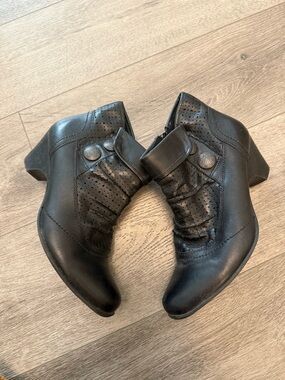 Cobb Hill Black Leather Boots size 9.5 ankle booties